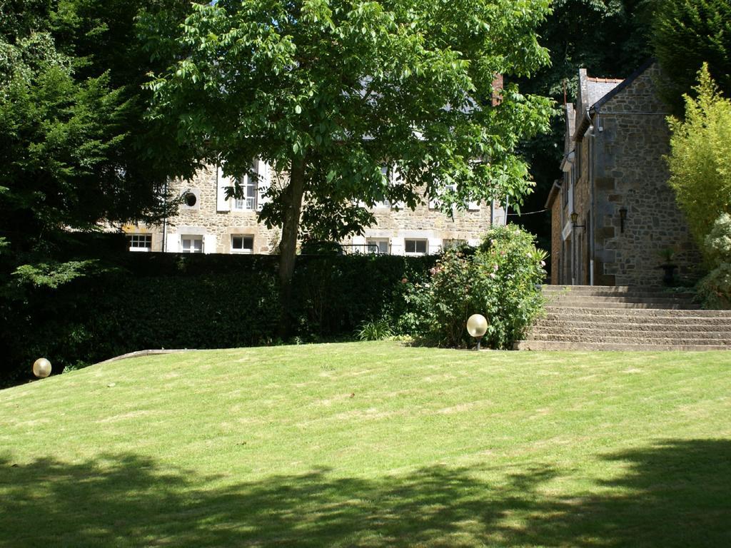 Logis Hotel Du Chateau Combourg Exterior foto