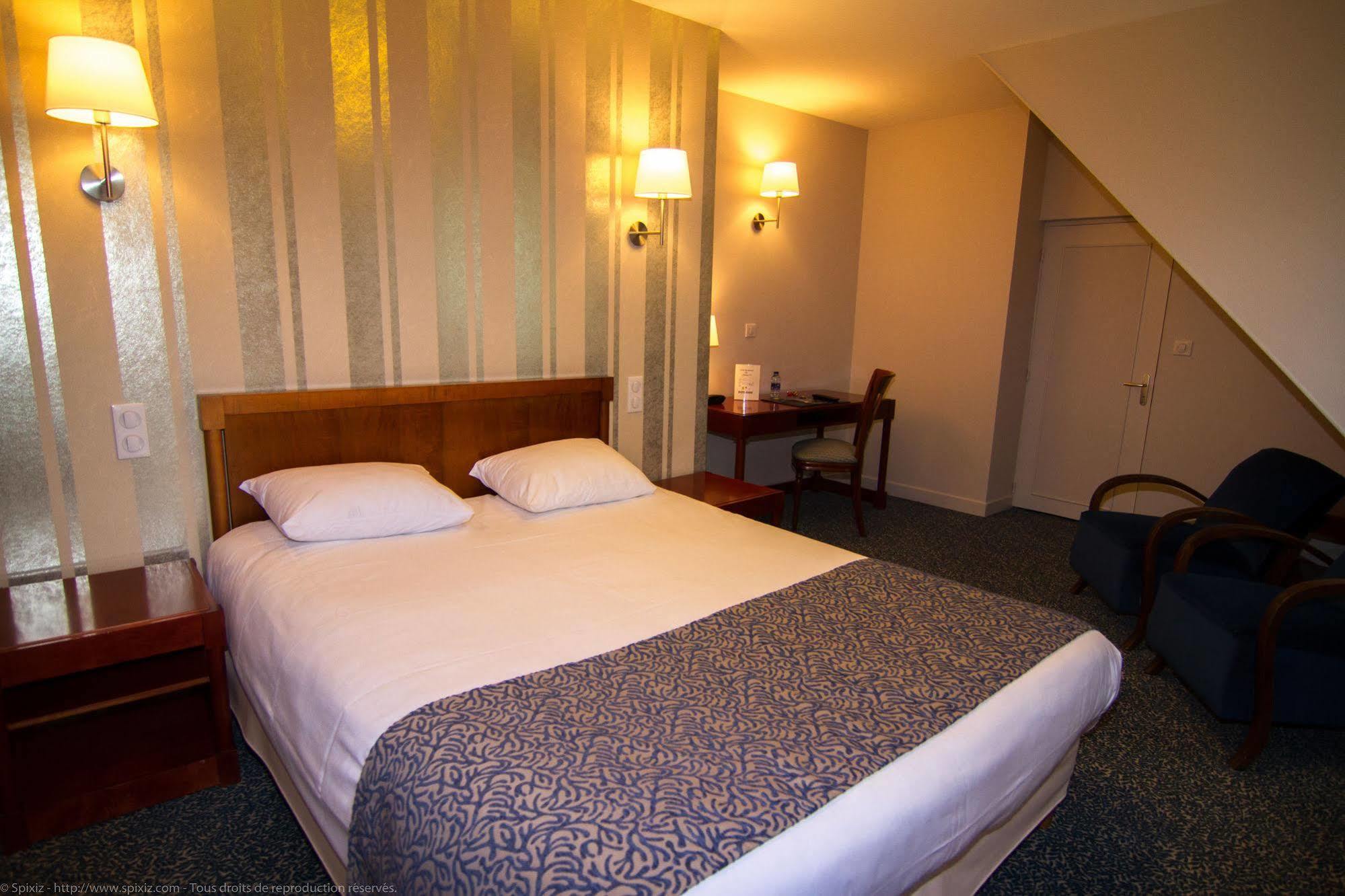 Logis Hotel Du Chateau Combourg Exterior foto